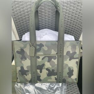 NWT! COACH LARGE SMITH TOTE BAG WITH CAMO PRINT ( COACH CW437 ) holiday gift